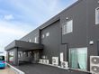 玄関に屋根が設置されている施設