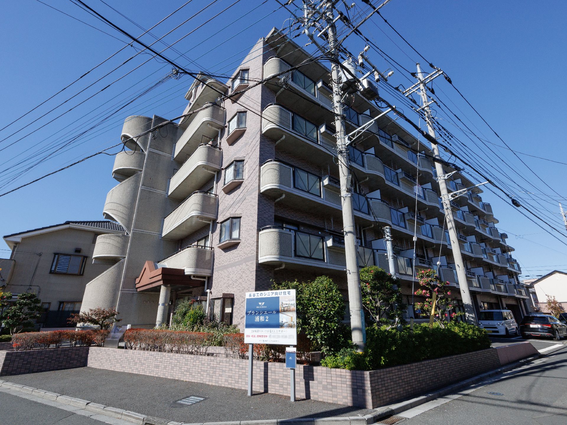 駐車場の出入り口から見た施設全体の外観