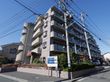 駐車場の出入り口から見た施設全体の外観