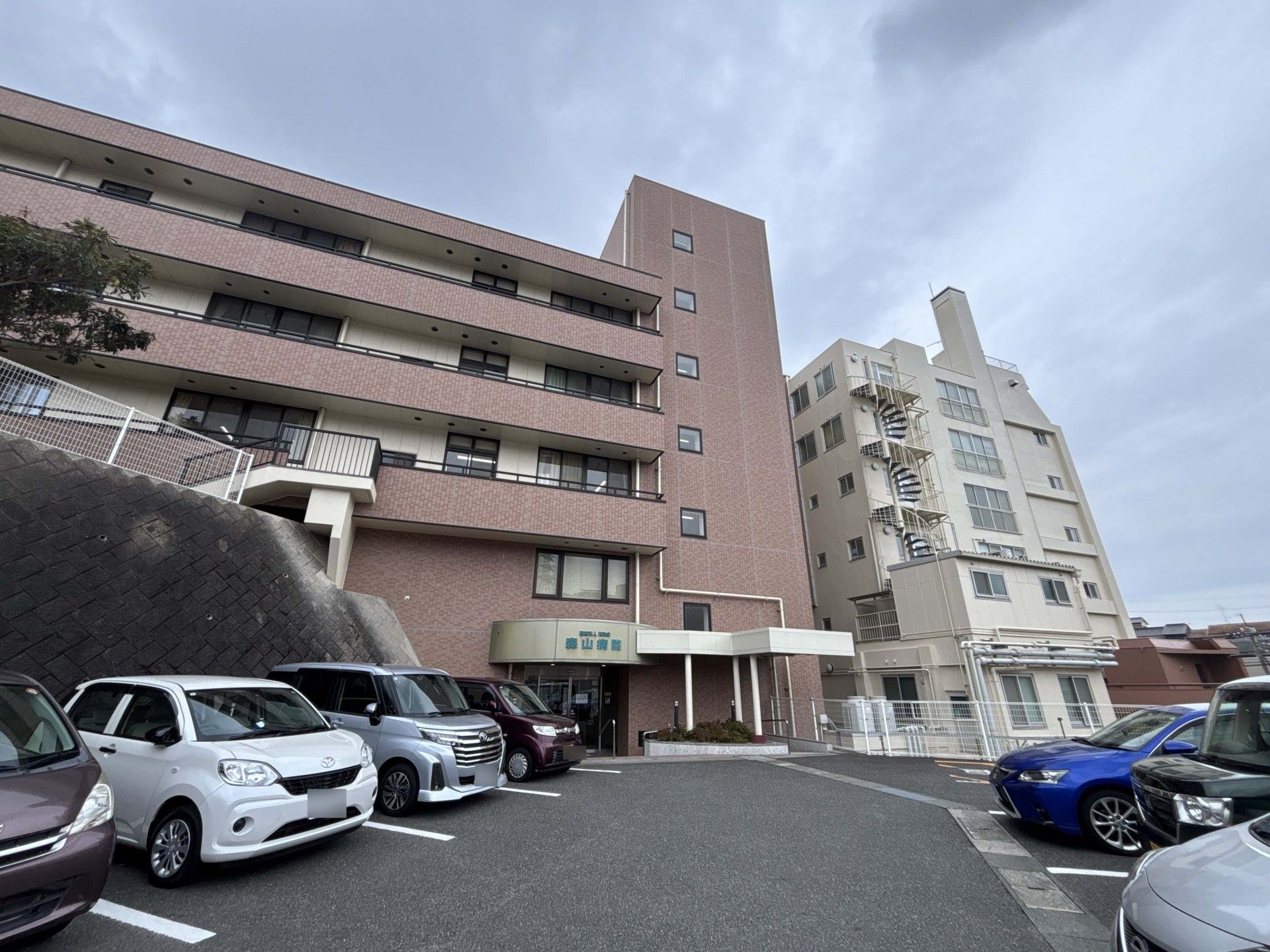 駐車場のある建物外観