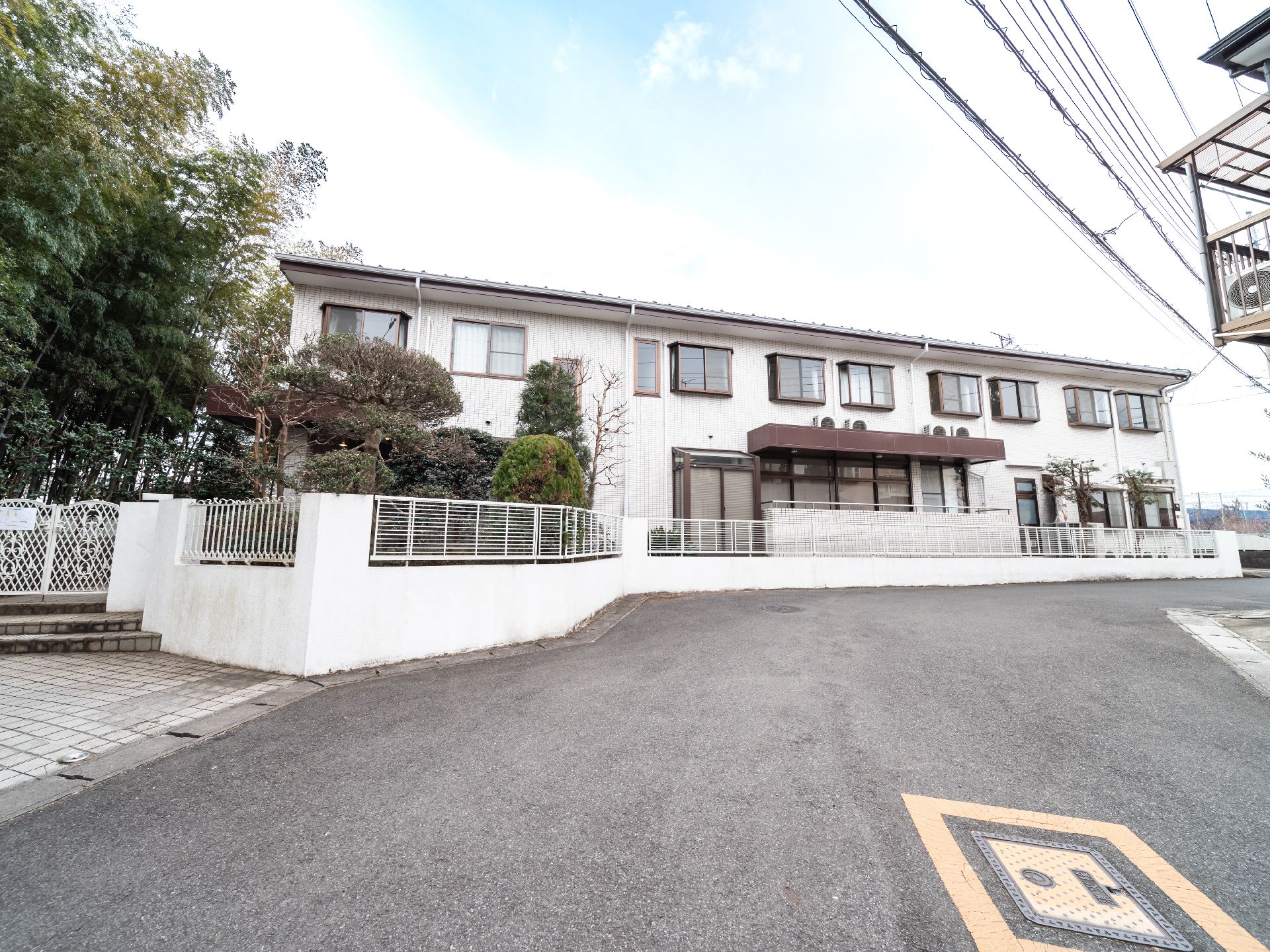 ２階建てであり、駐車場が近隣にある介護施設の外観