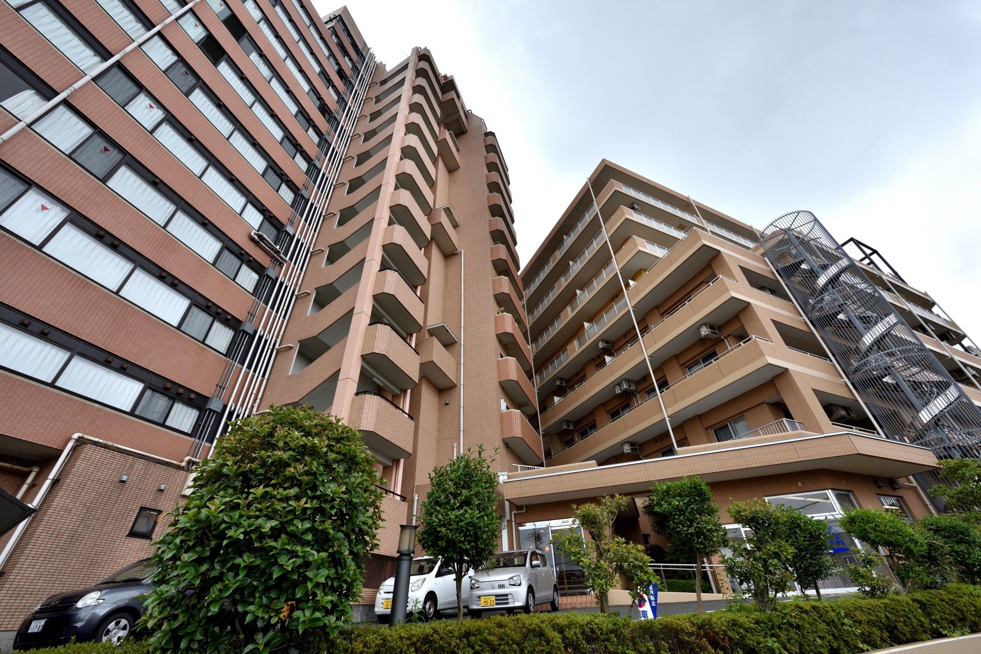 多階層の建物外観