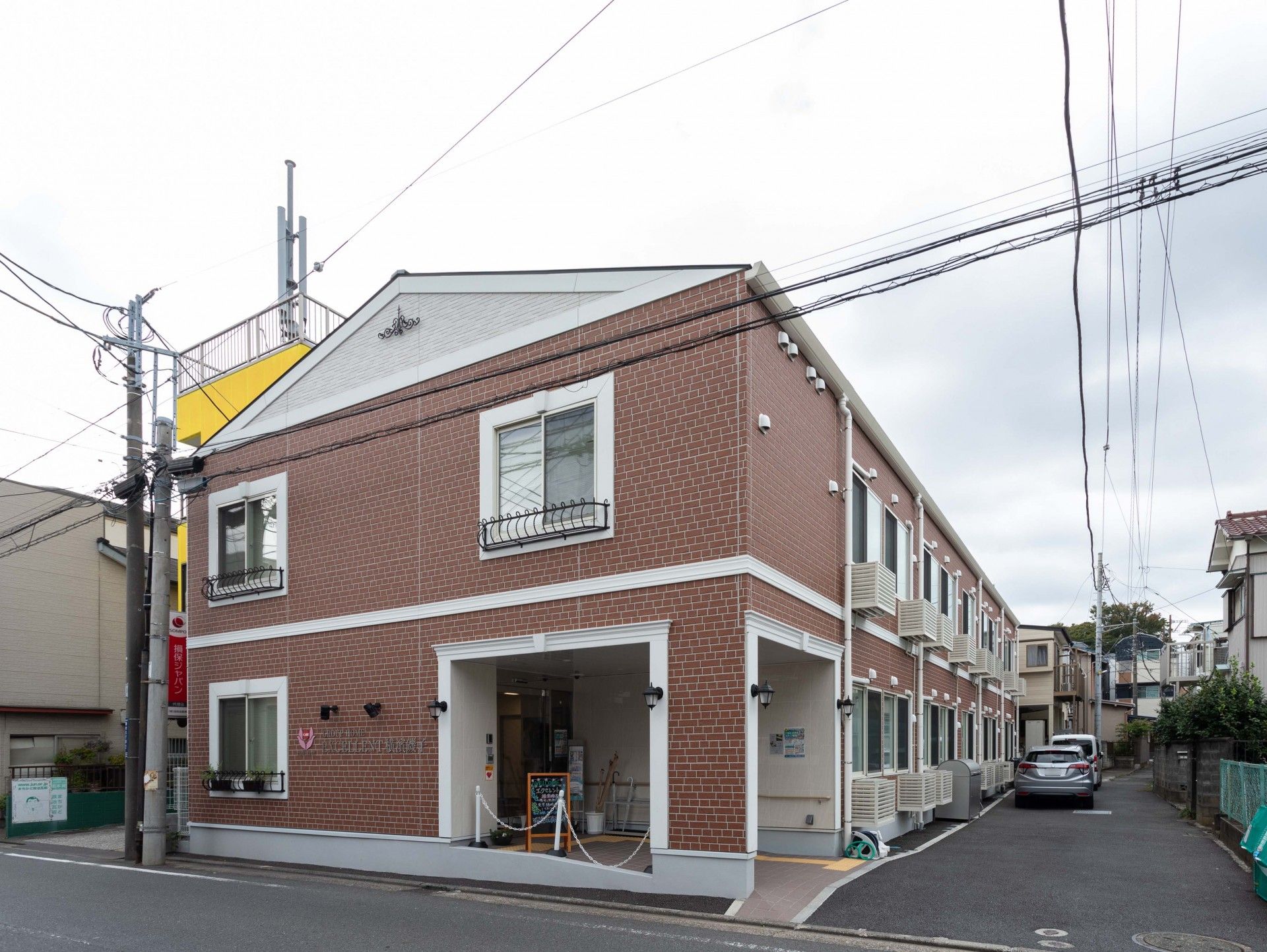明るい外観の建物正面