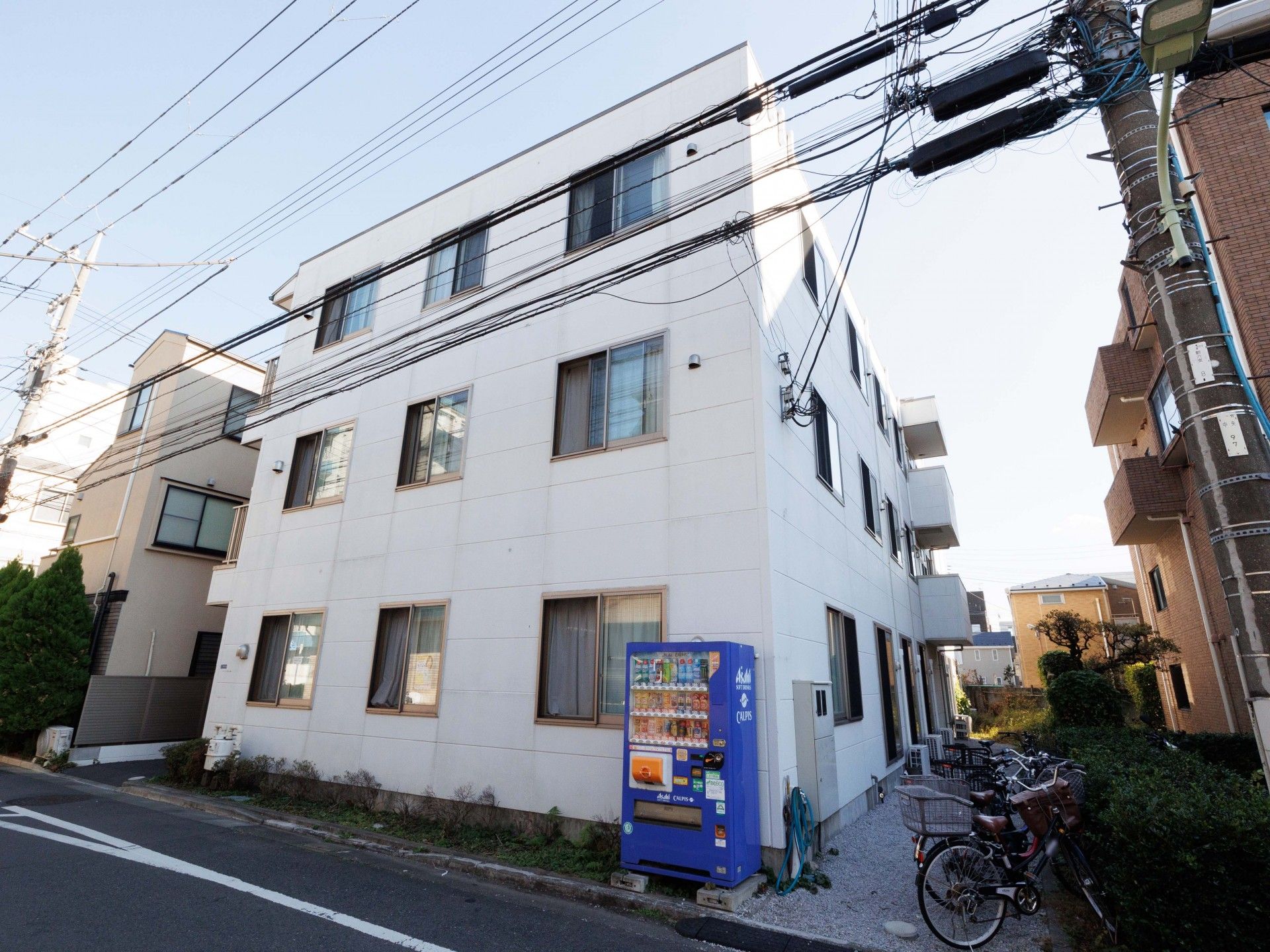 白い壁の清潔感ある外観