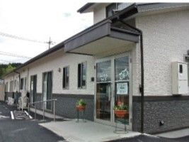 2階建ての建物は玄関に屋根があり、1階部分と比べて2階部分の面積はかなり小さい。