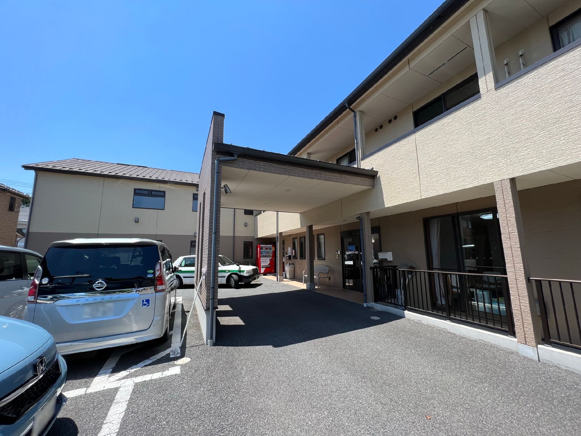 2階建てのサービス付き高齢者向け住宅の外観