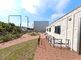 介護施設の庭園と建物の外観