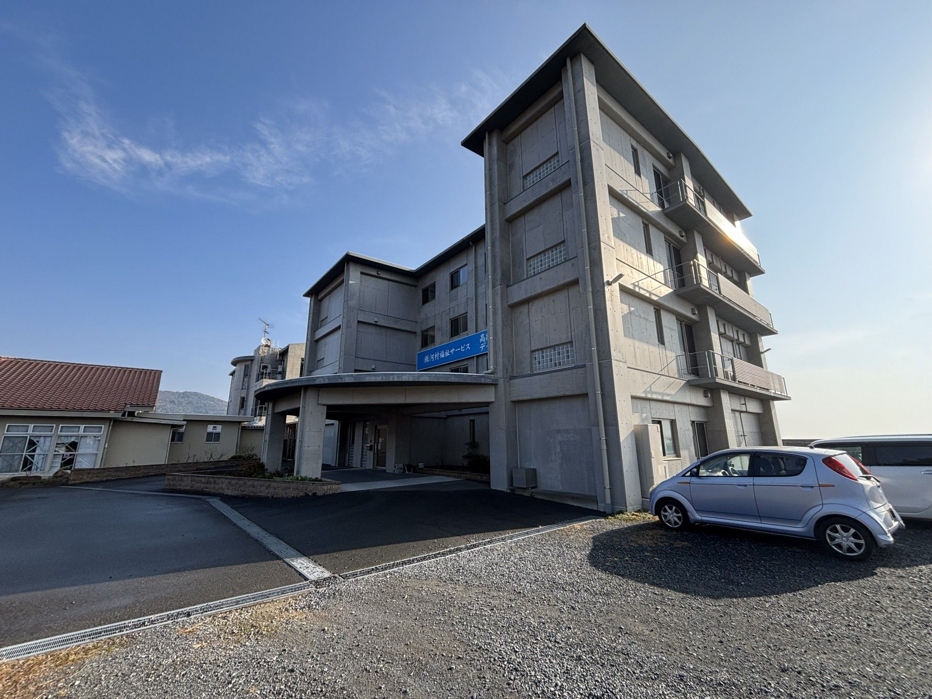 青空の下の建物外観