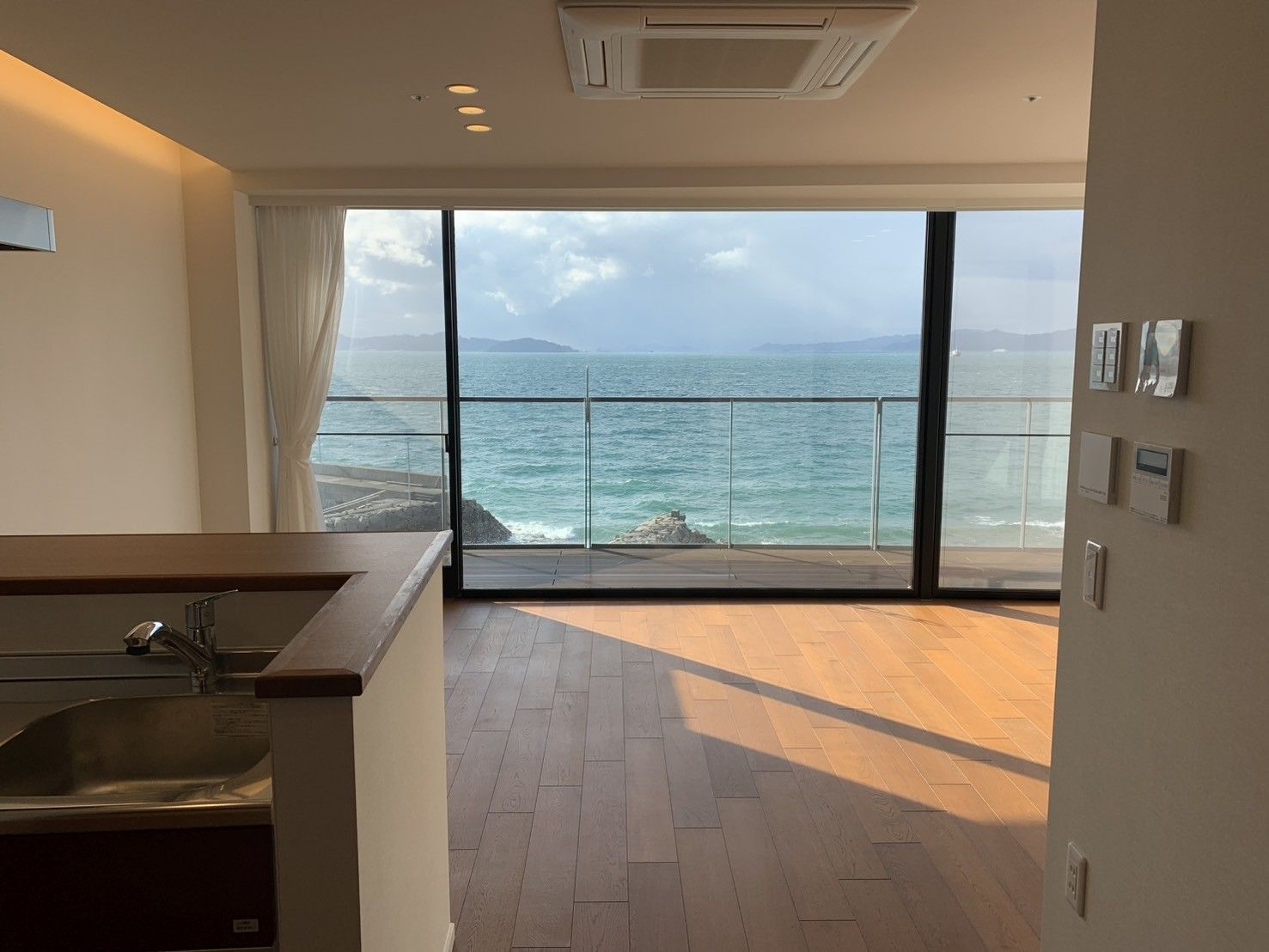 海を望む大きな窓の部屋