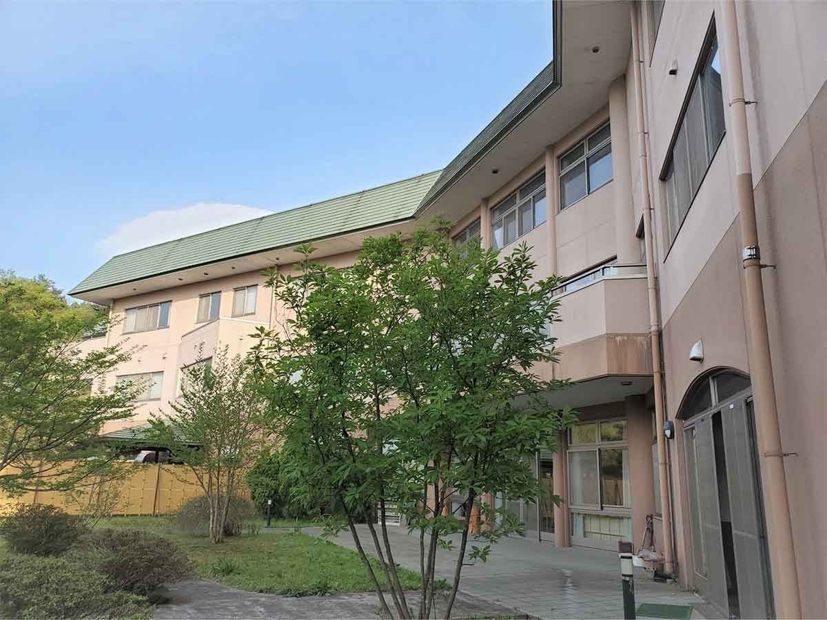 緑に囲まれた建物外観