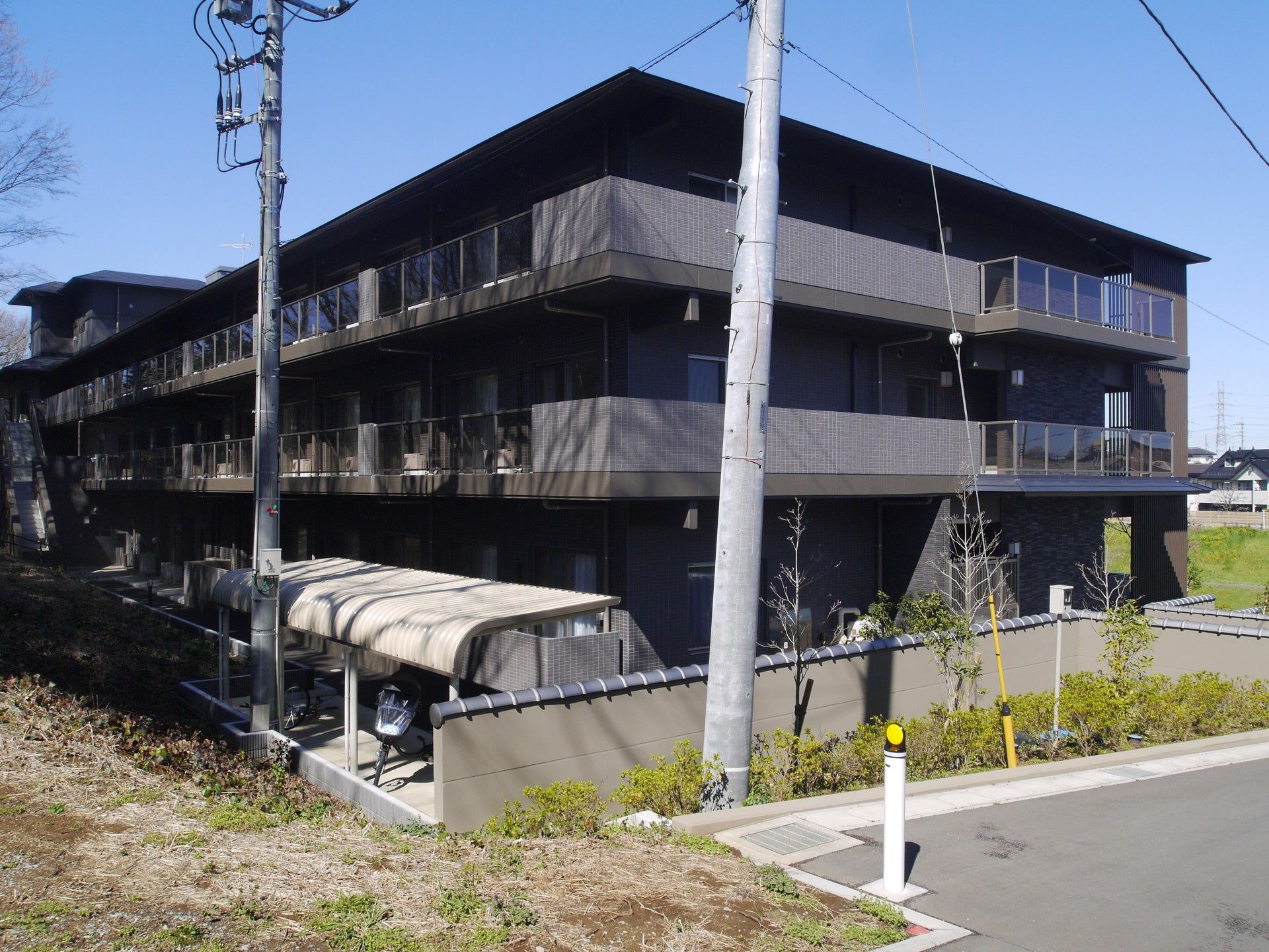 モダンな外観の建物