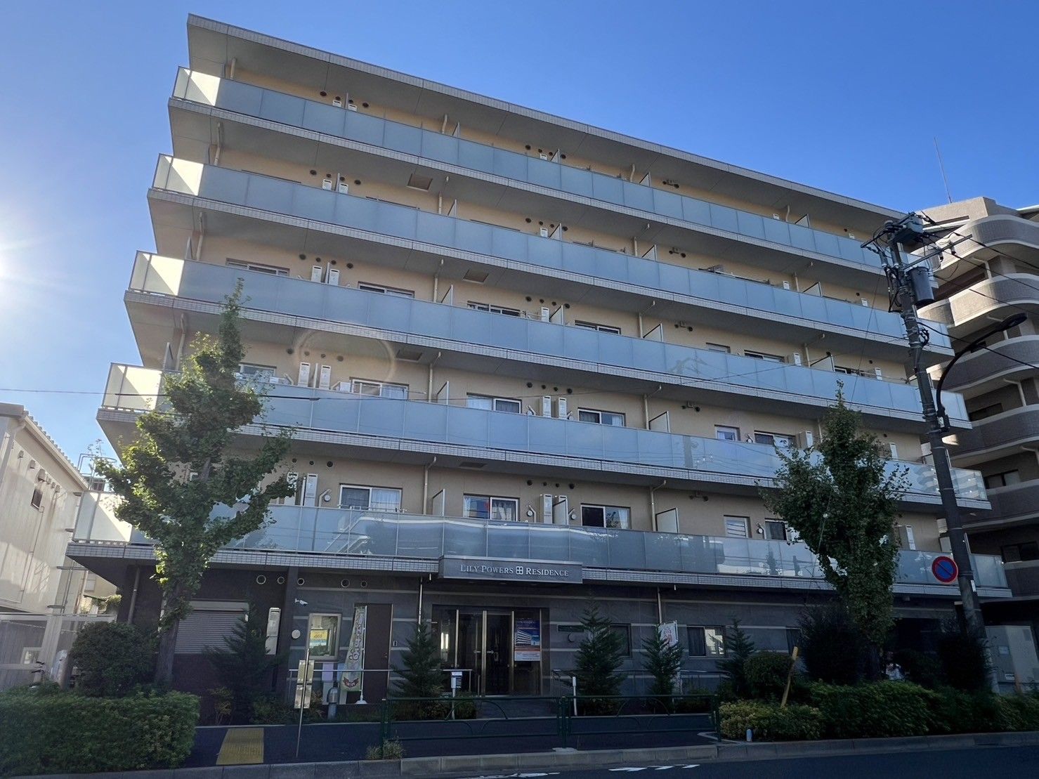 多階層の建物外観
