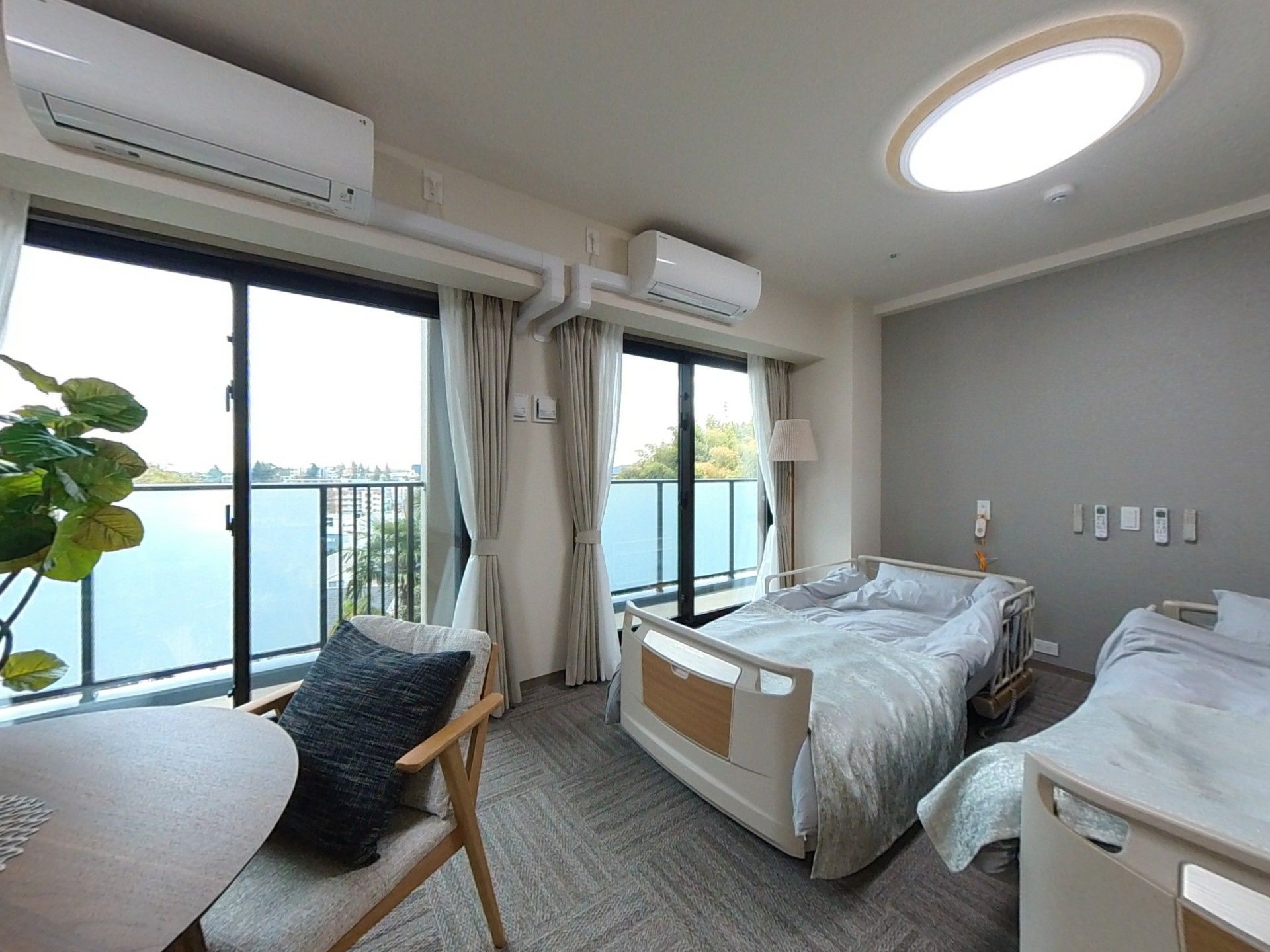 明るい二人部屋の風景