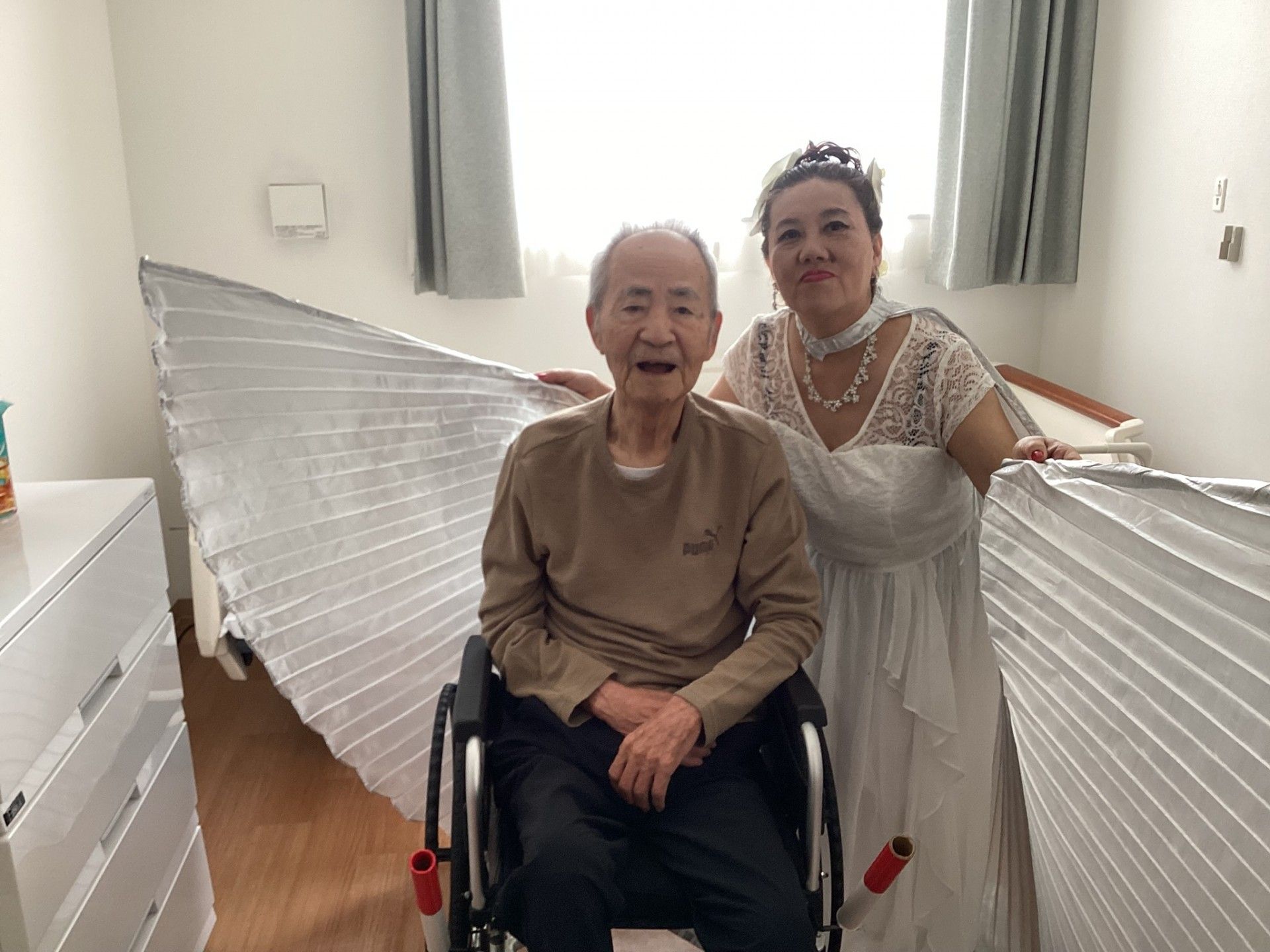 笑顔の二人と白い布