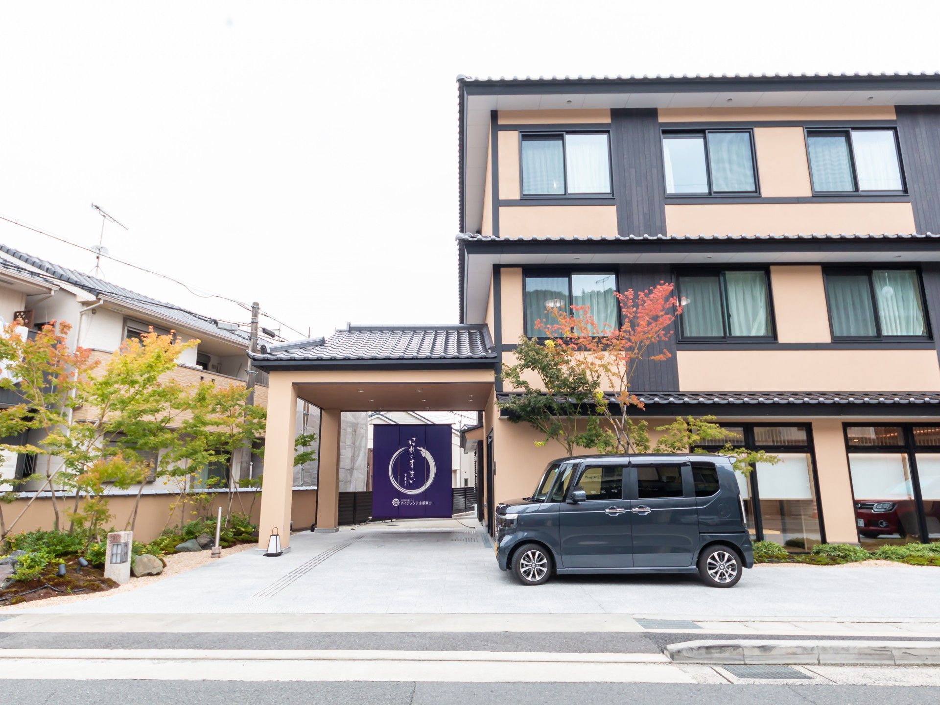 落ち着いた色合いの建物入口