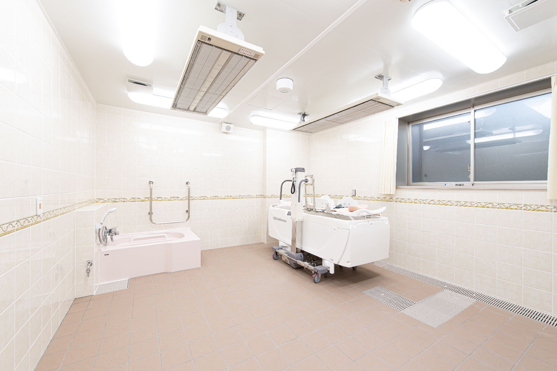 介護用の機器が設置された浴室