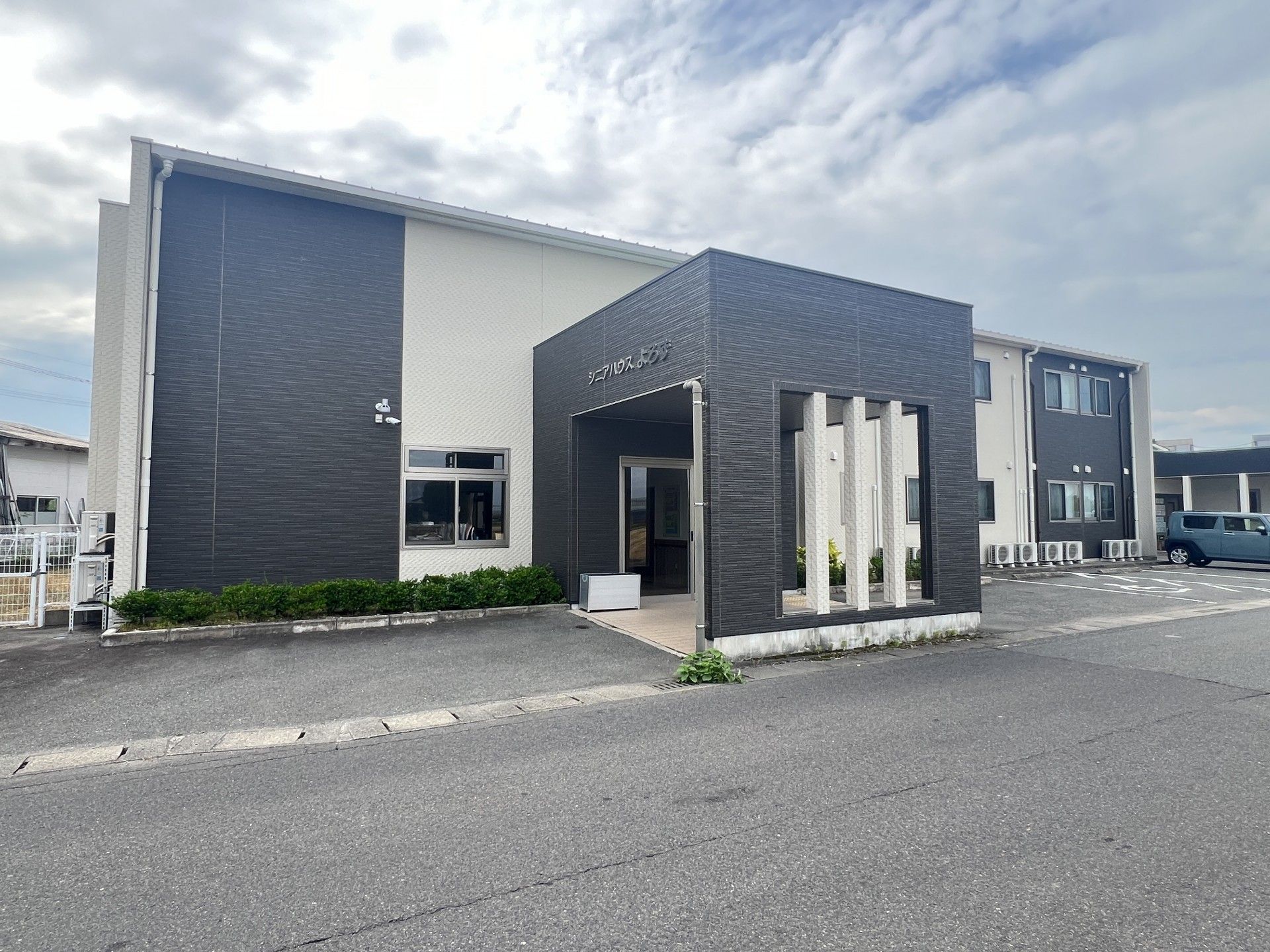 モダンな建物のエントランス