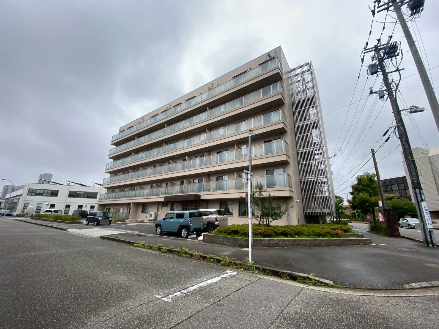 落ち着いた外観の建物