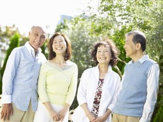 外でほほえむ4人の男女