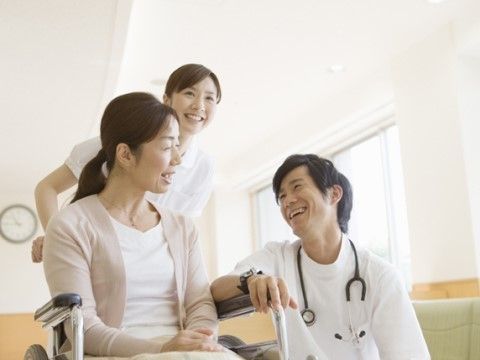 車いすの女性と2名の医療スタッフ