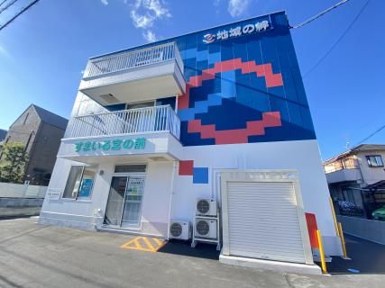 青空に映える建物の外観