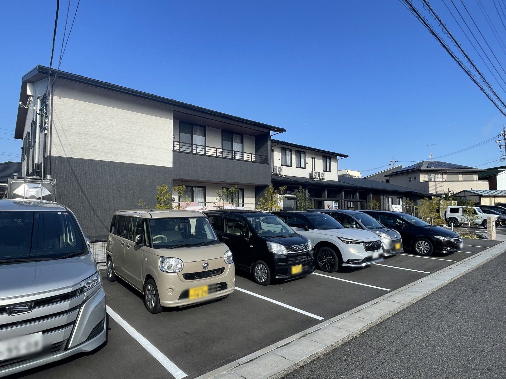 明るい外観の施設
