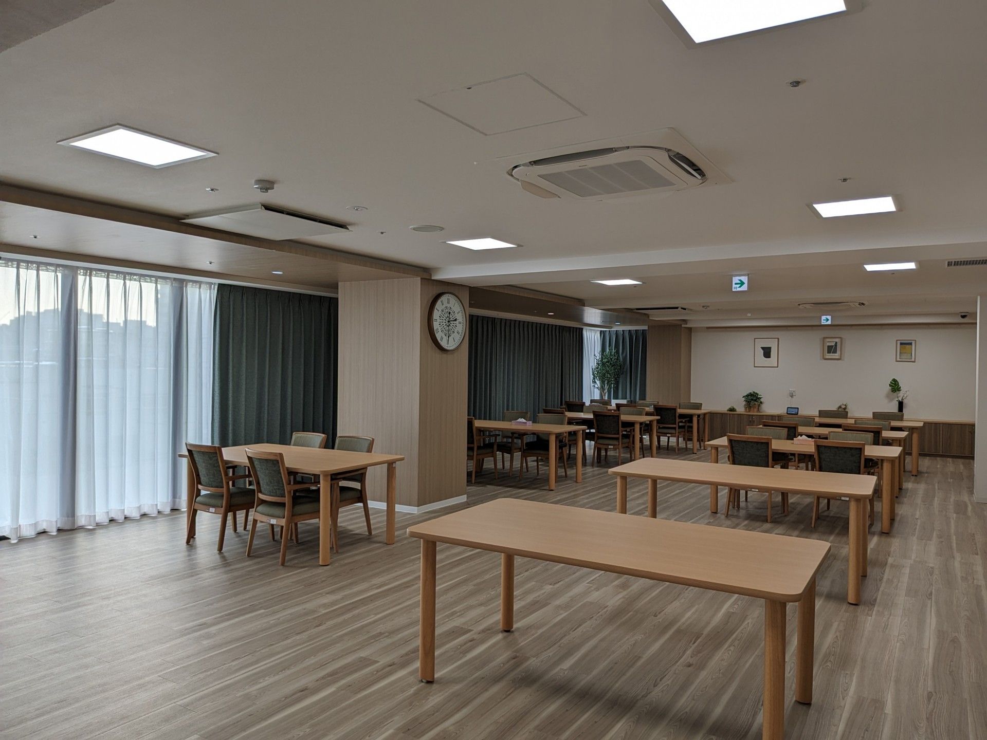 施設の明るい食堂