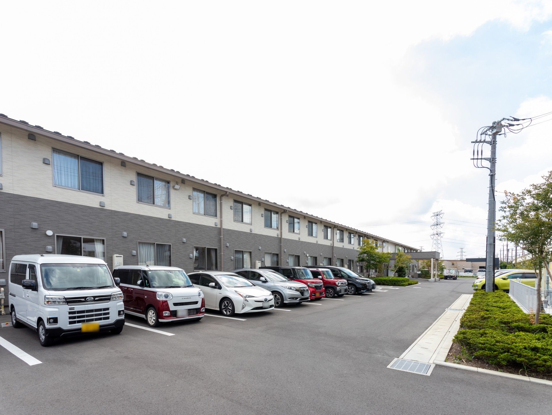 広々とした駐車場のある施設