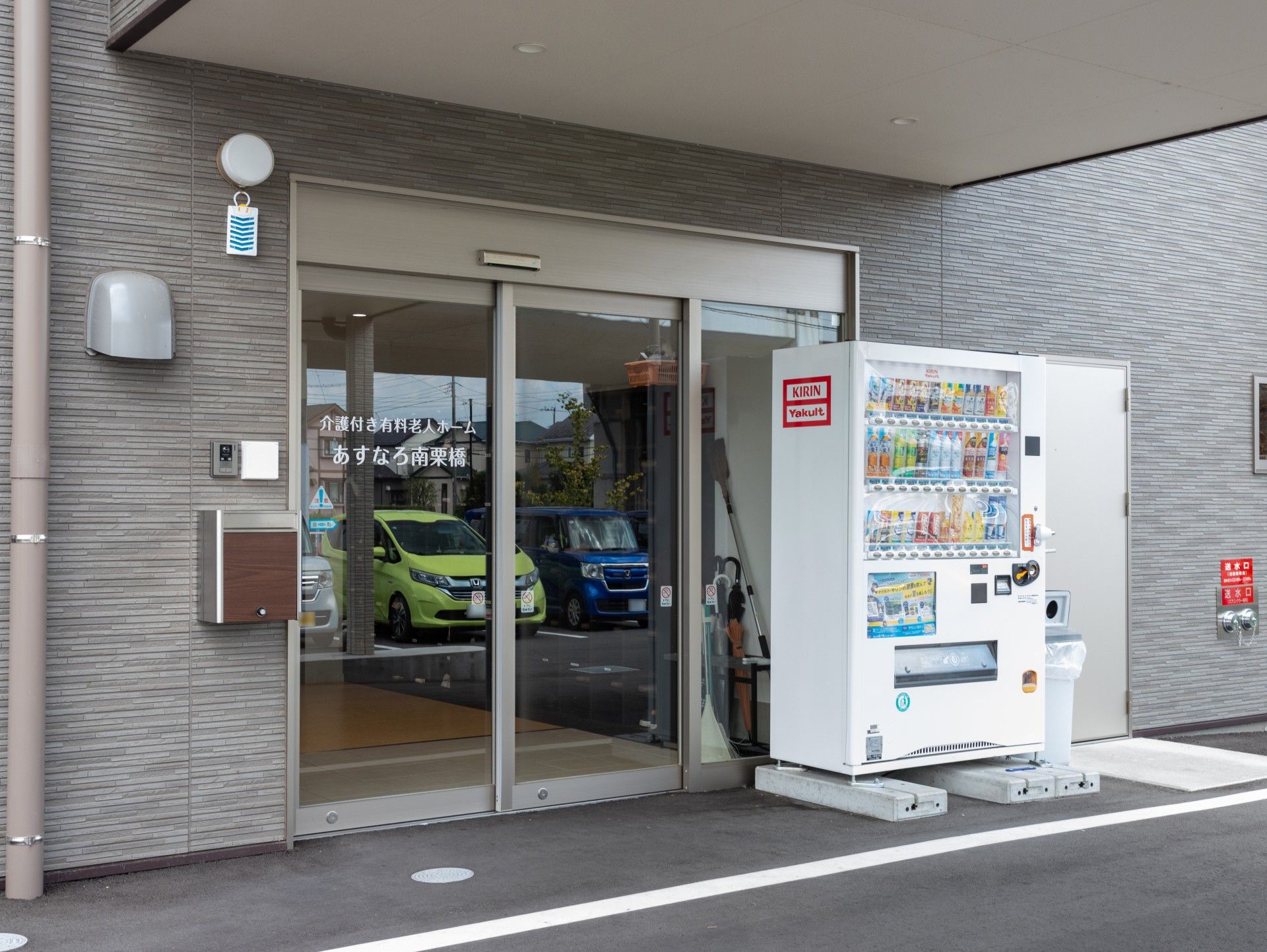 入口と自動販売機