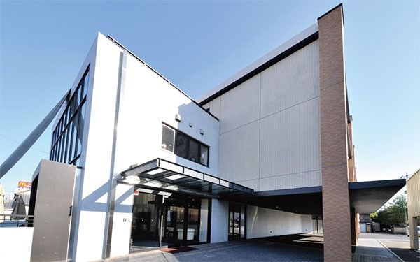 開放的な建物の外観