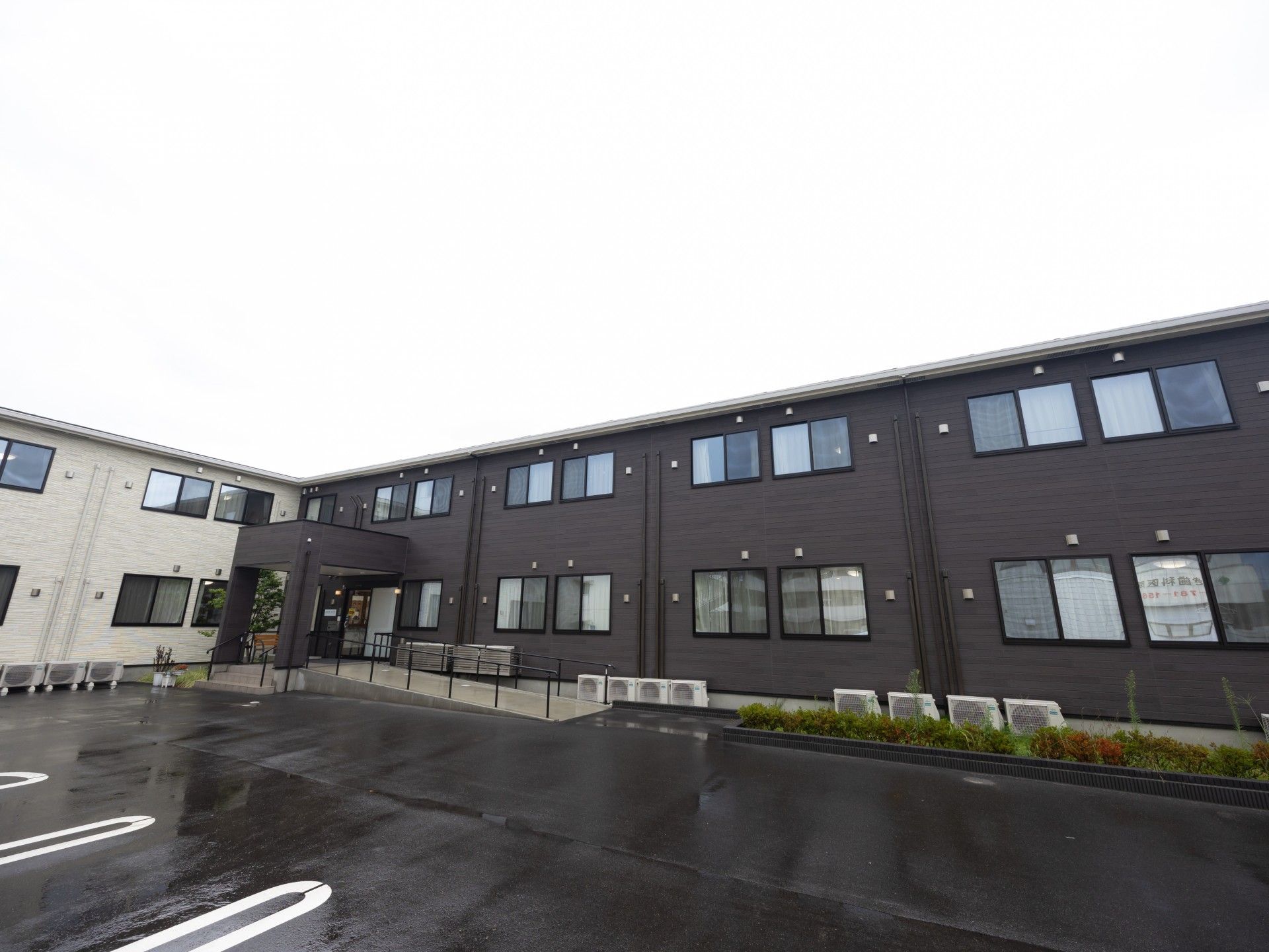 落ち着いた外観の建物