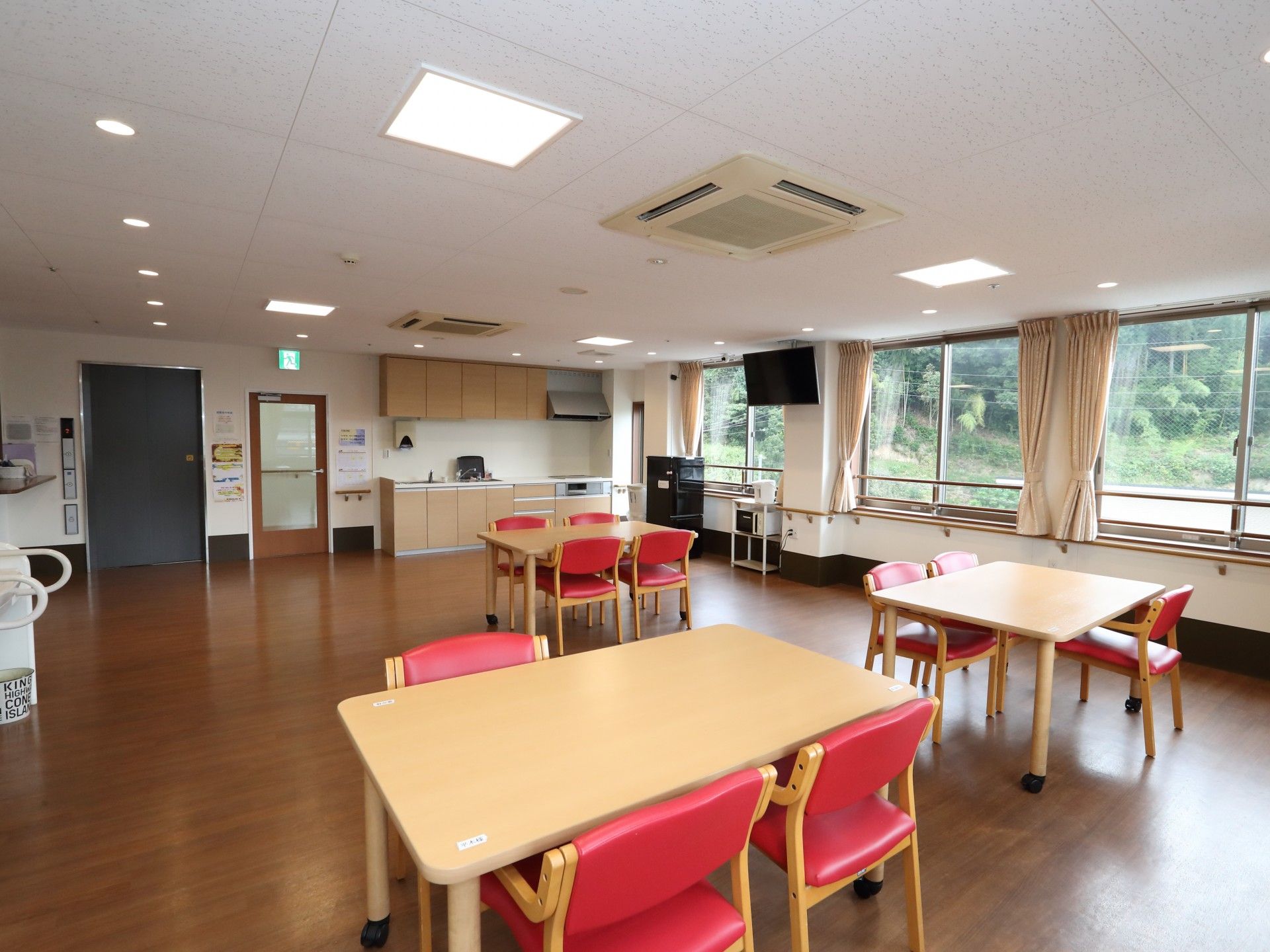 奥のキッチンで料理をし召し上がる場