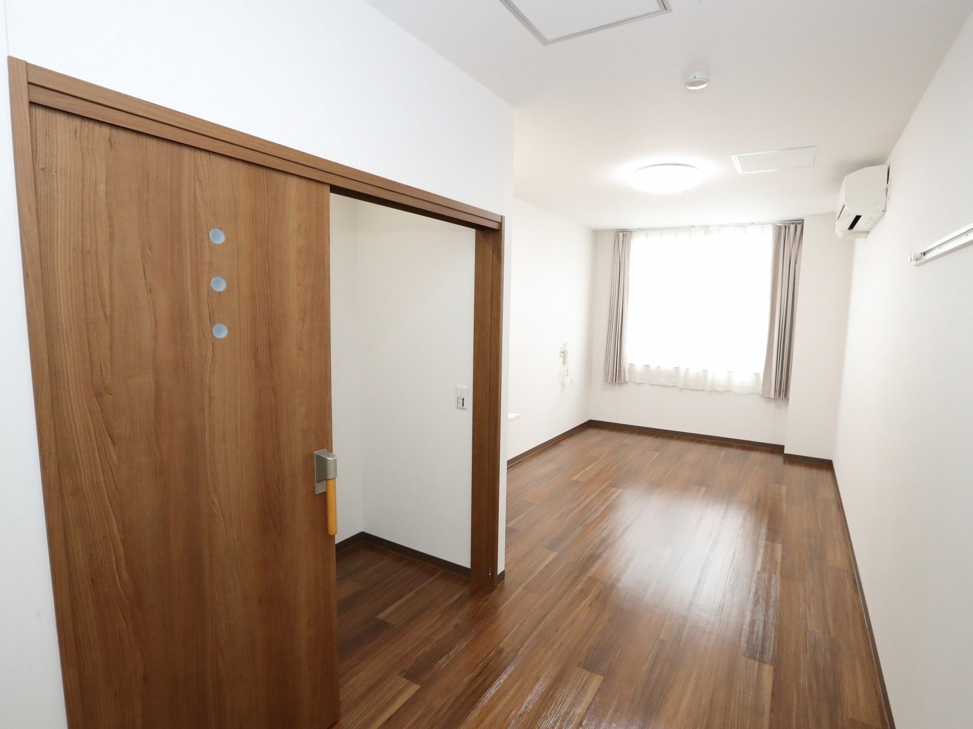 大きな窓のついた居室