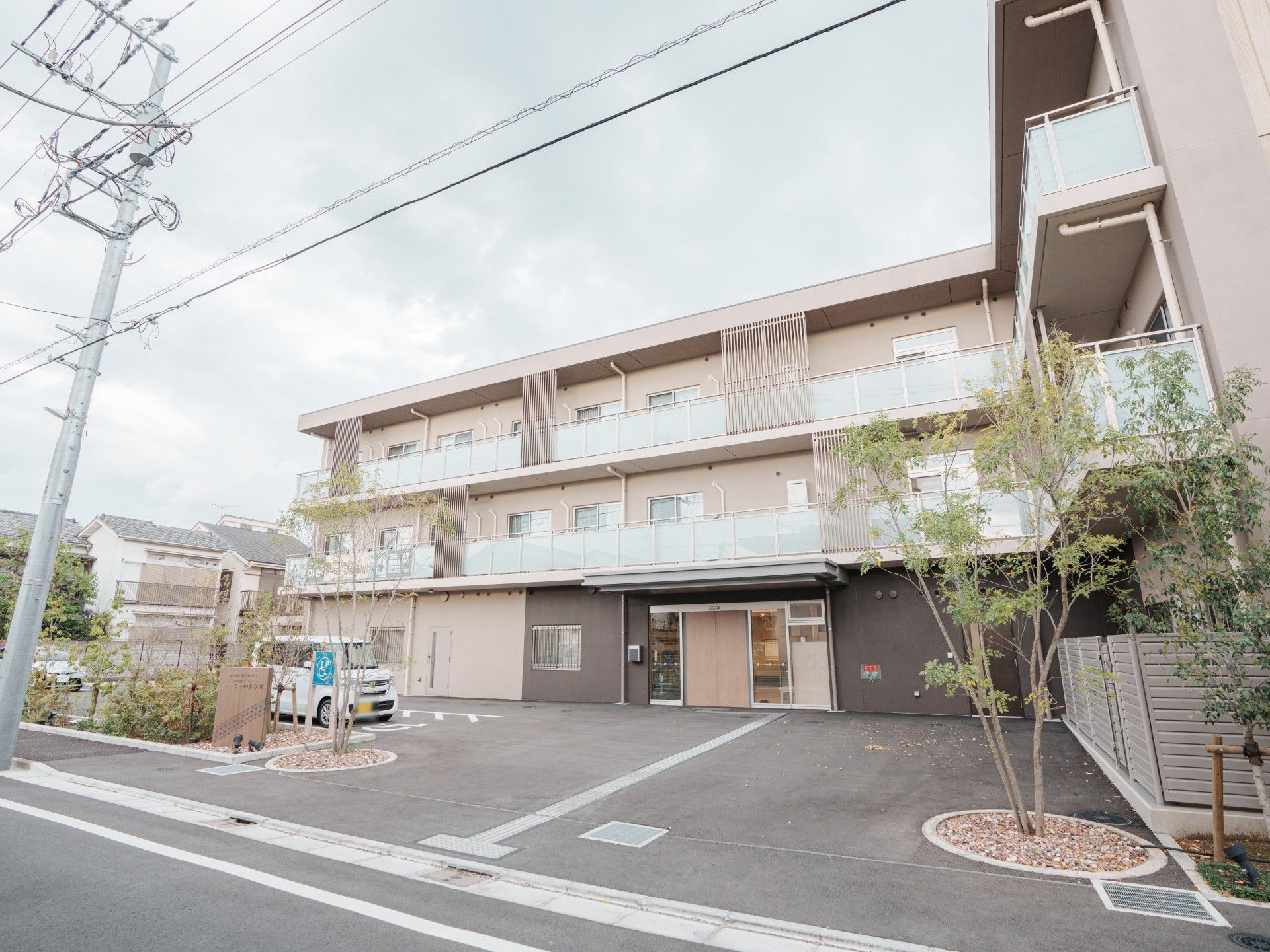 ゆったりとした外観の建物