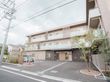 ゆったりとした外観の建物