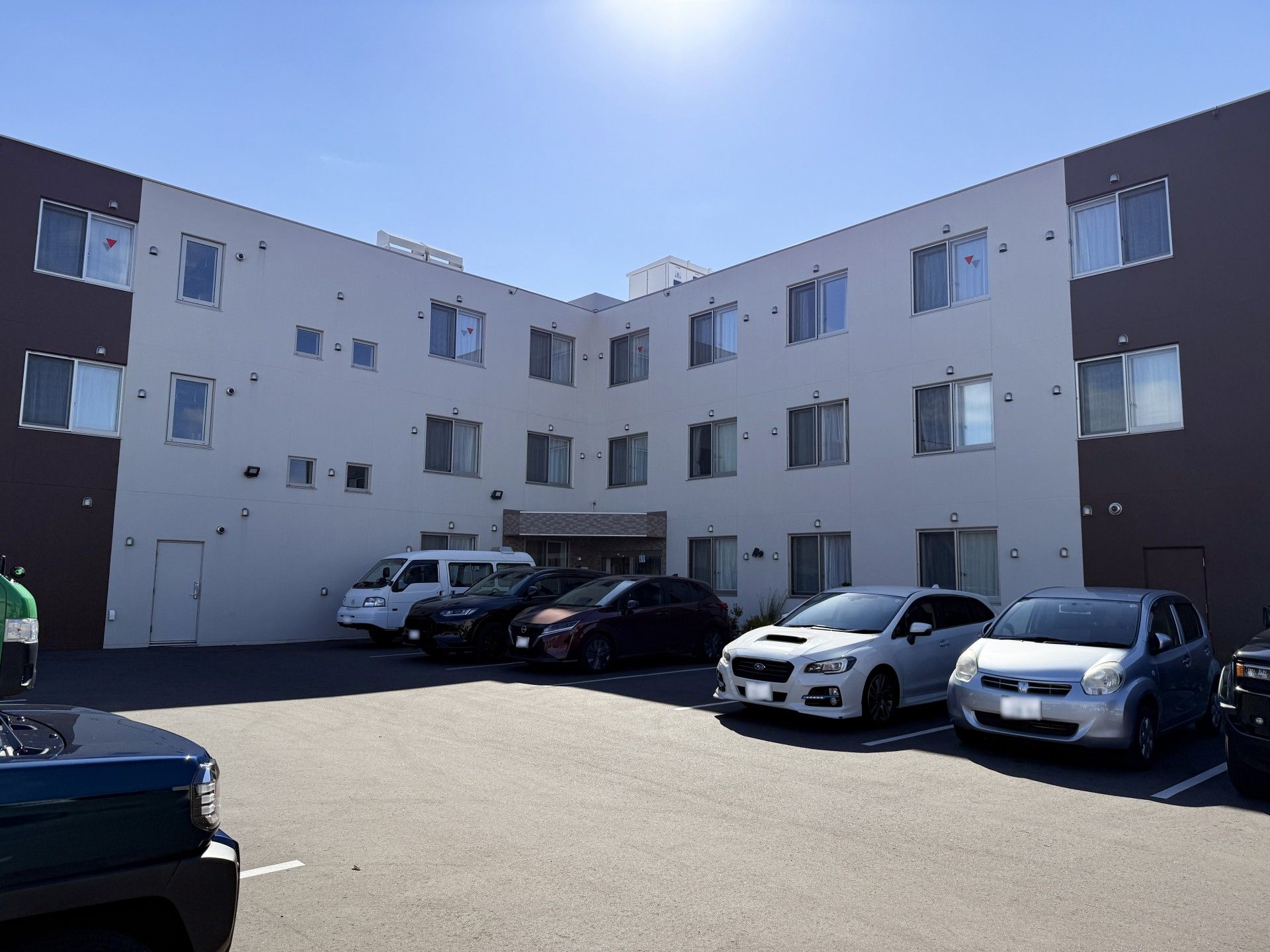 駐車場のある建物外観