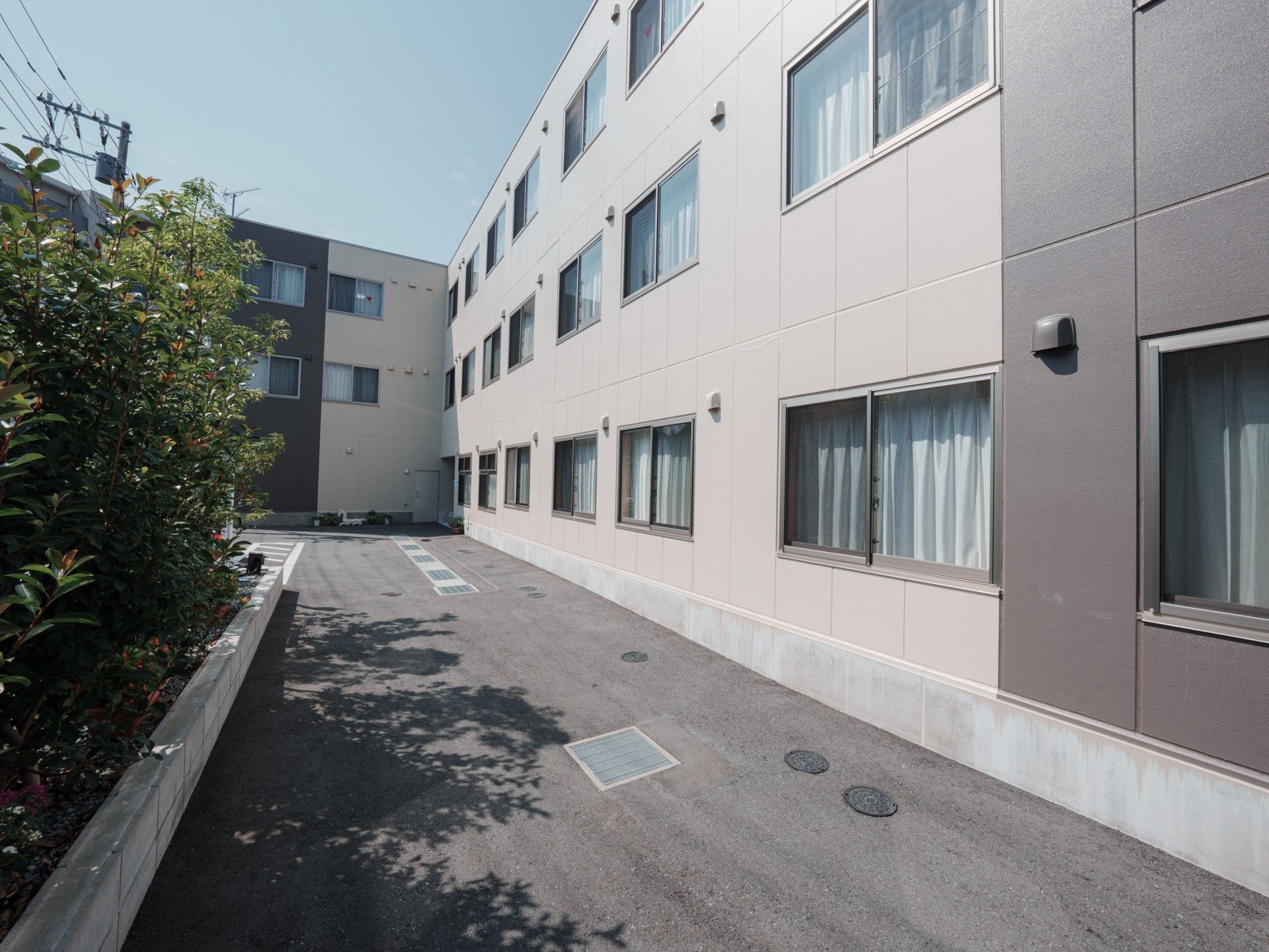 日差しが差し込む外観