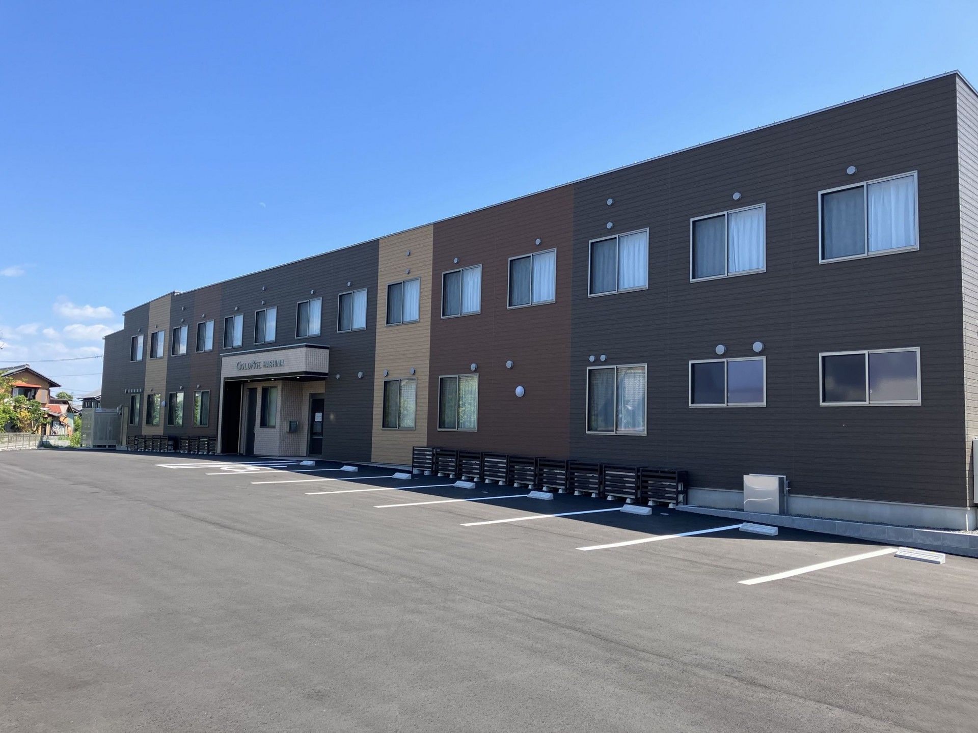 広い駐車場のある建物