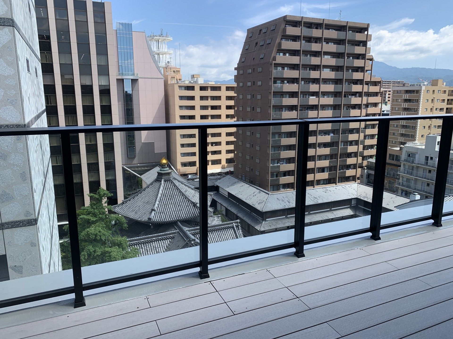 都市の景色を望むテラス