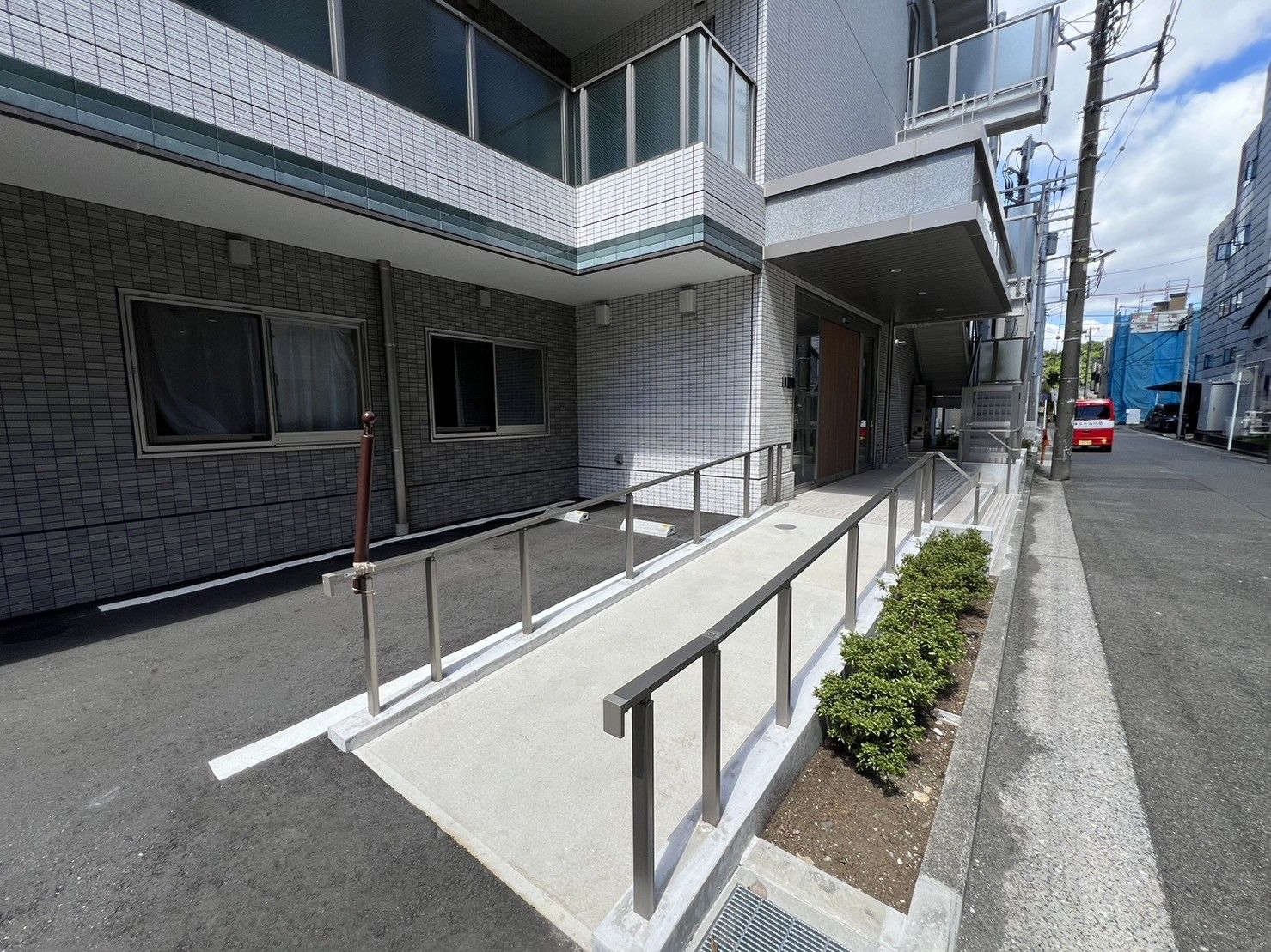 バリアフリーの入口通路