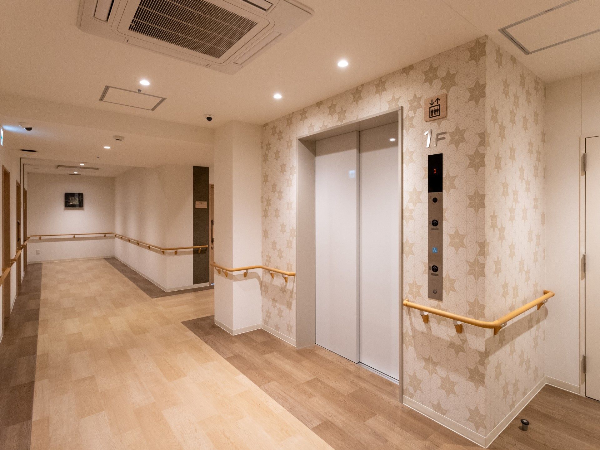 明るく広々とした廊下