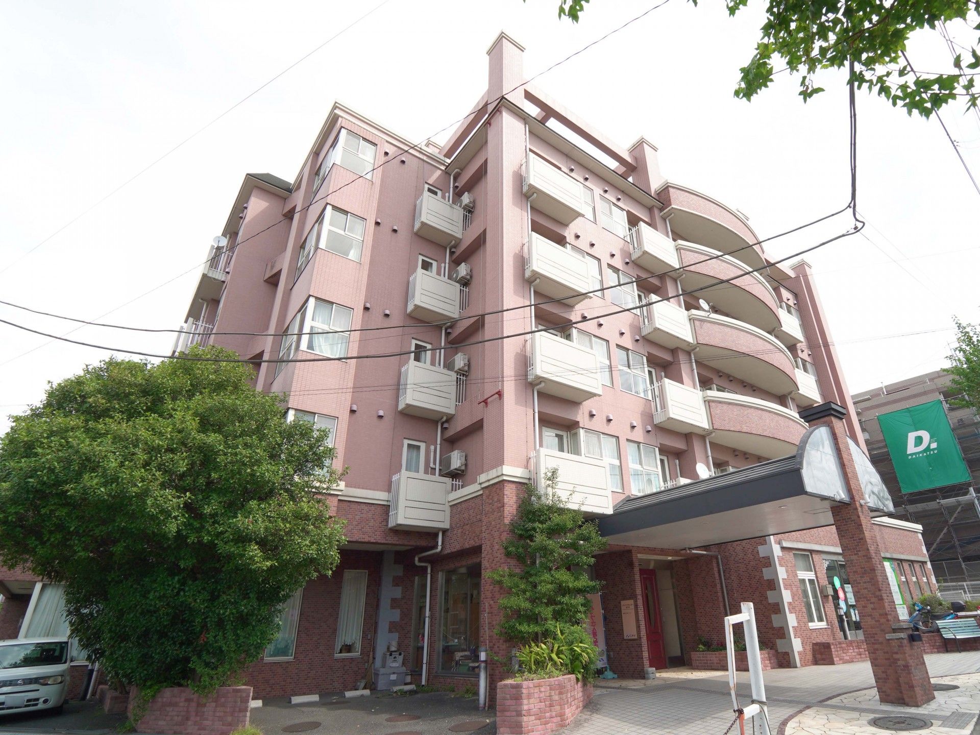 玄関エントランス前に屋根がある建物