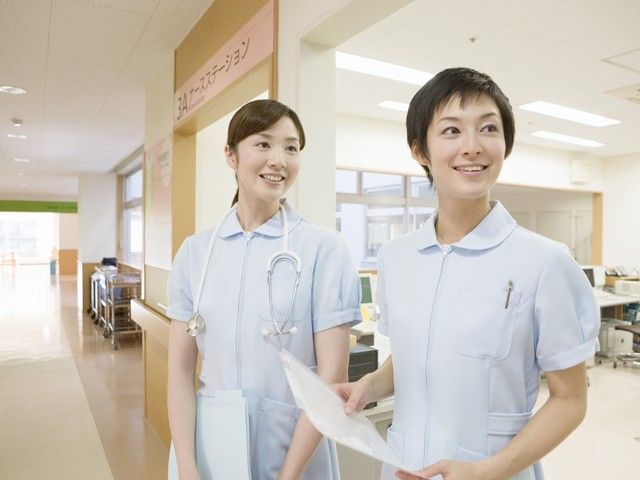 笑顔の女性職員2人