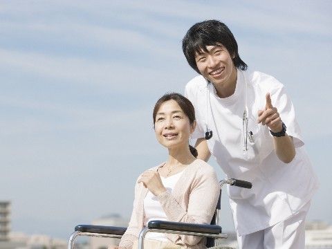 車いすに座る女性と介助者