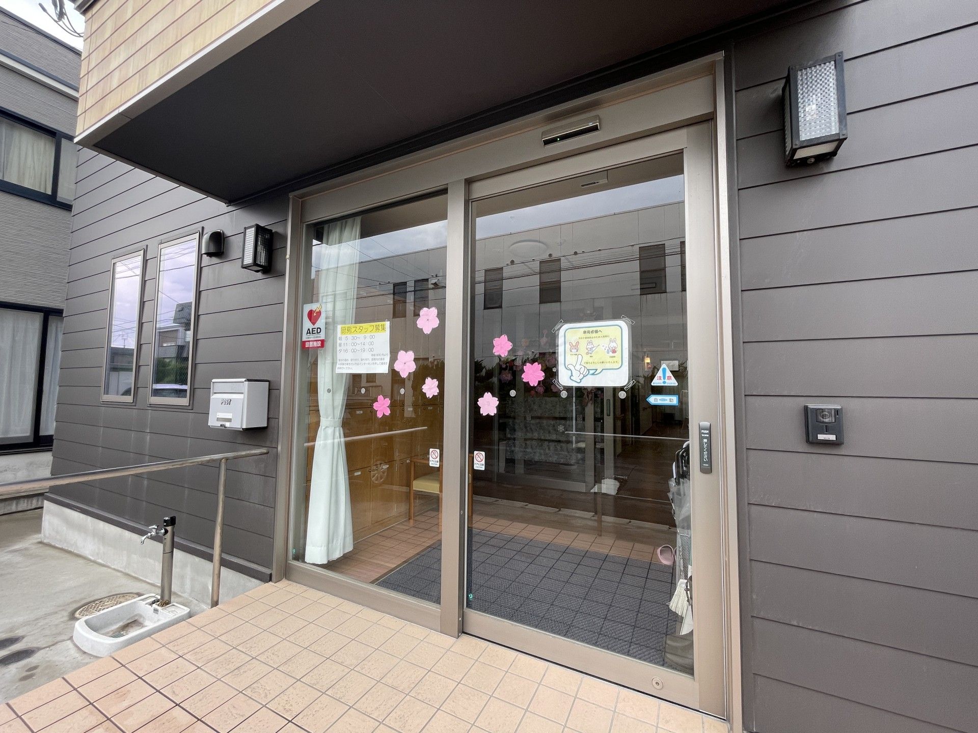 入口の自動ドア施設