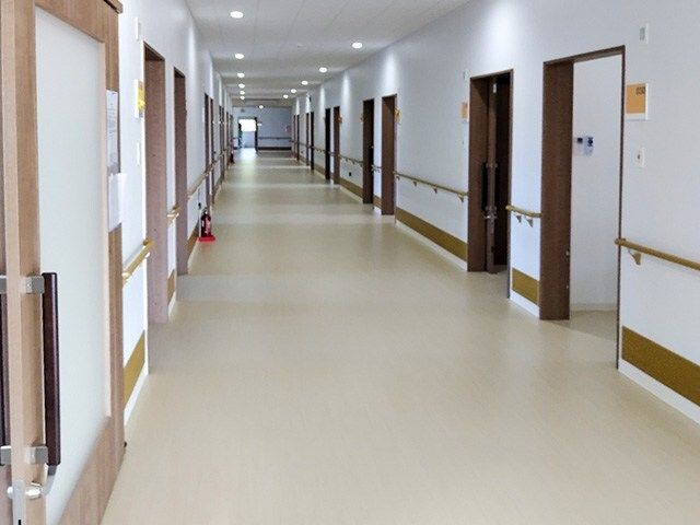 広々とした廊下の様子