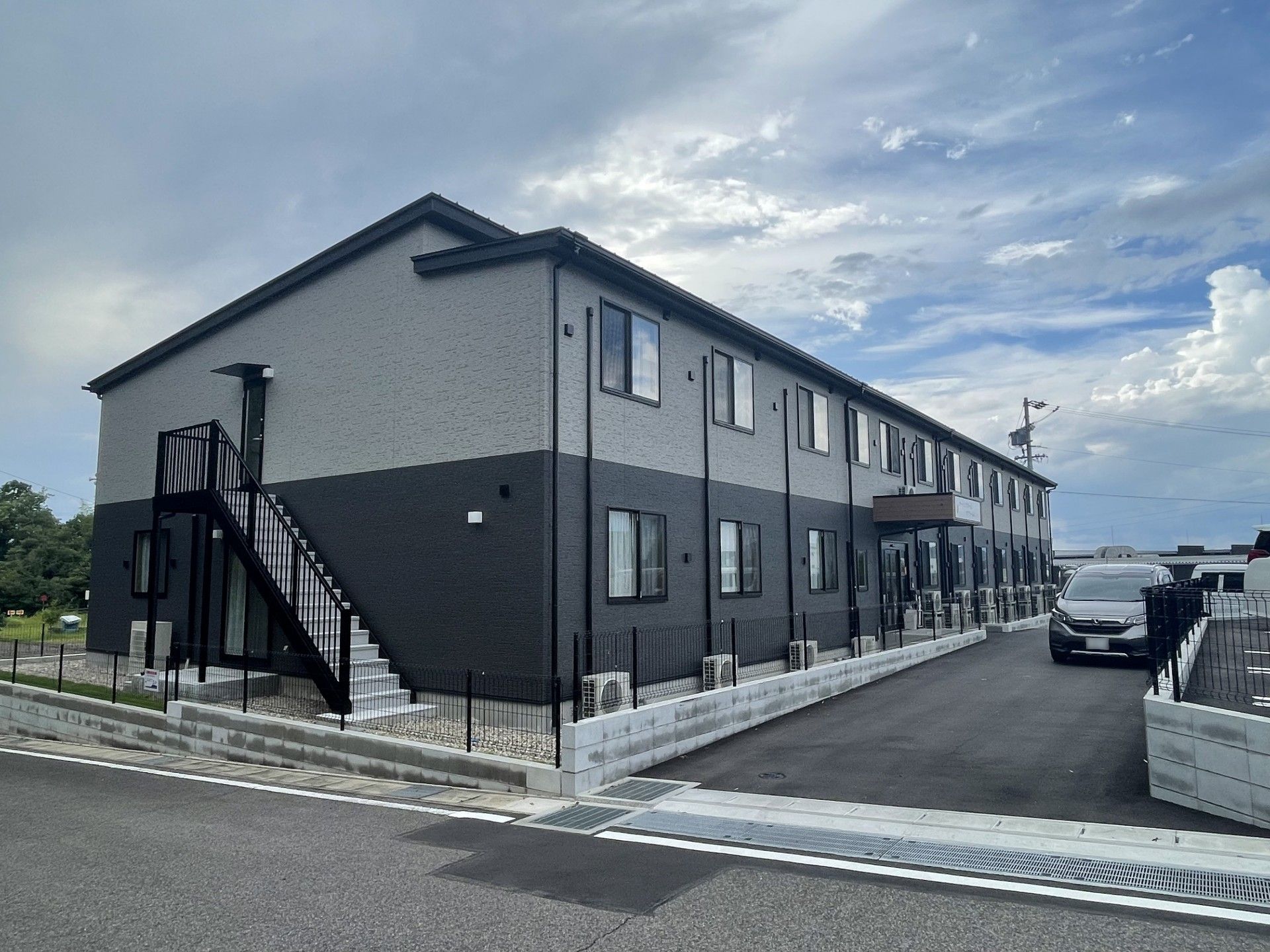 モダンな外観の建物