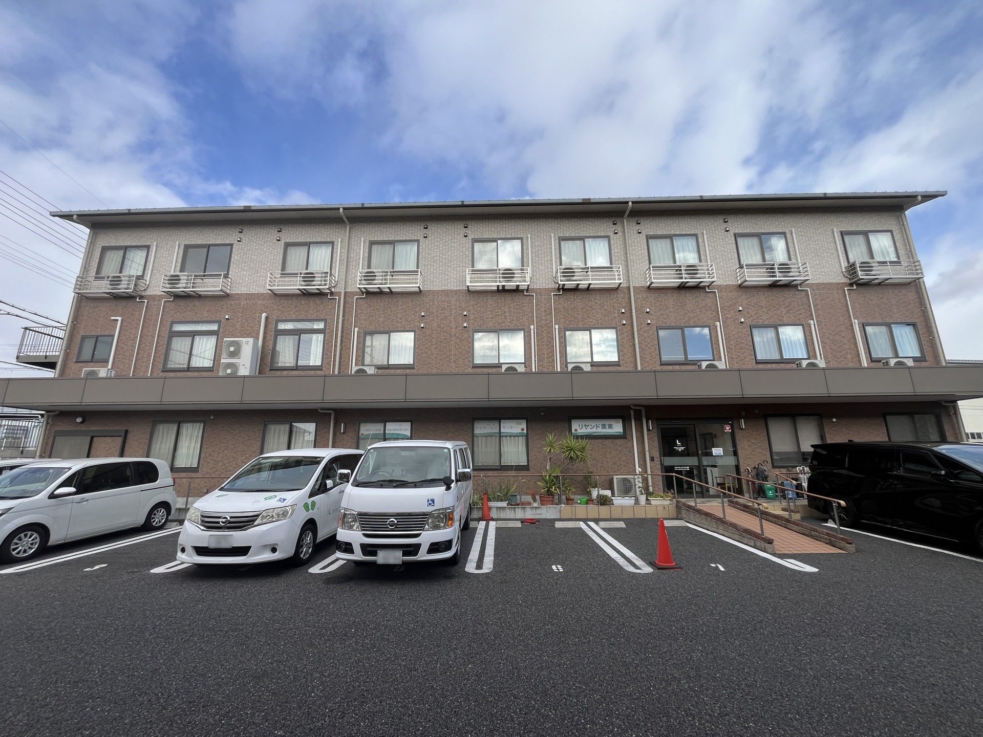 駐車場のある建物外観
