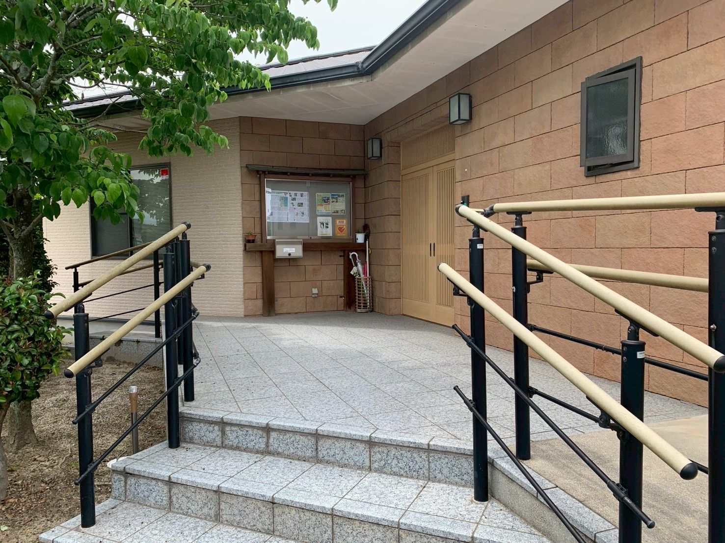 手すり付きの玄関