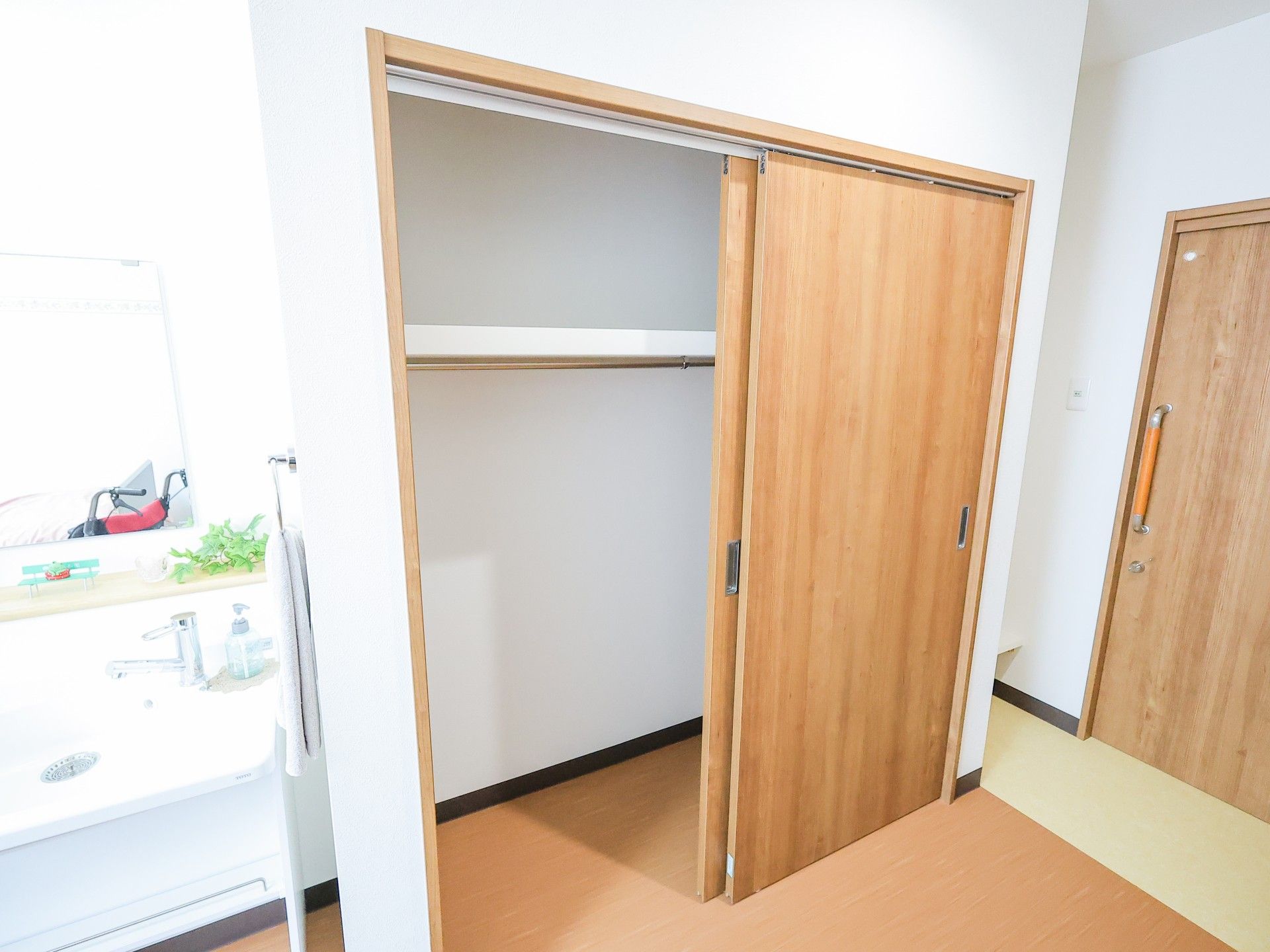 広々とした個室の入口